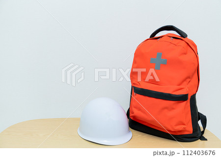避難用ヘルメットと防災リュックのシンプルなイメージ 112403676