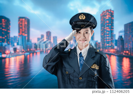敬礼をする女性警察官 112406205
