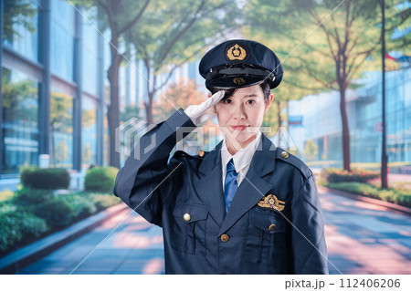 敬礼をする女性警察官 112406206