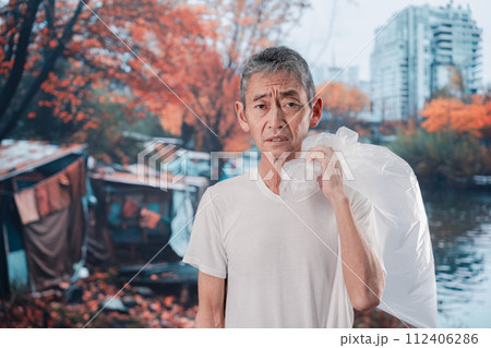 ゴミ拾いをするホームレスの男性 ゴミ拾いをするホームレスの男性 112406286