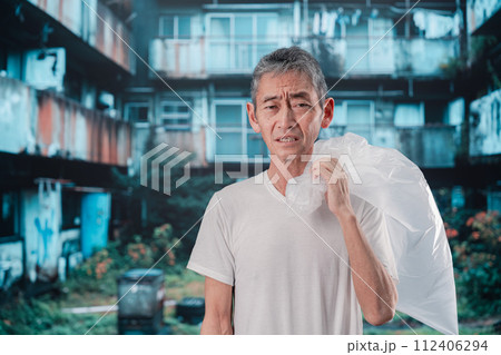 ゴミ拾いをするホームレスの男性 ゴミ拾いをするホームレスの男性 112406294