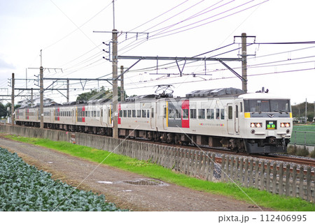 高崎線 岡部ー深谷 JR東日本 185系 OM01編成(大宮) 草津 高崎線 岡部ー深谷 JR東日本 185系 OM01編成(大宮) 草津 112406995