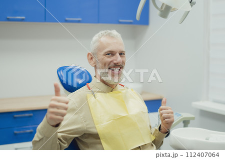 Patient on reception at the dentist. Patient on reception at the dentist. 112407064