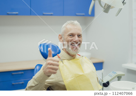 Patient on reception at the dentist. 112407066