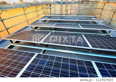 建築中の陸屋根… 架台に設置された【太陽光発電パネル】 建築中の陸屋根… 架台に設置された【太陽光発電パネル】 112407603