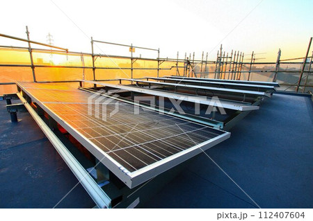建築中の陸屋根… 架台に設置された【太陽光発電パネル】 112407604