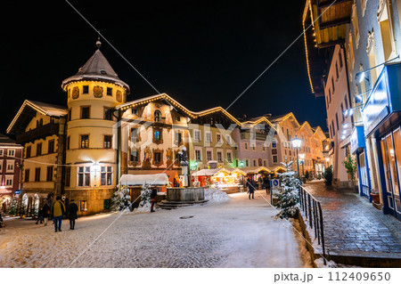 ドイツ　クリスマスシーズンのベルヒテスガーデンの街並み 112409650