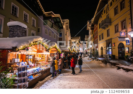 ドイツ　クリスマスシーズンのベルヒテスガーデンの街並み 112409658