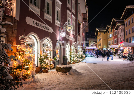 ドイツ　クリスマスシーズンのベルヒテスガーデンの街並み 112409659