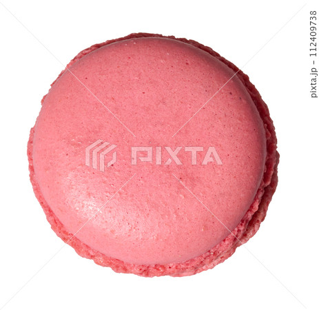 Raspberry  macaron on isolated background, dessert 112409738