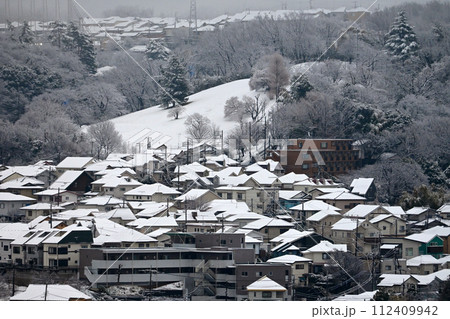 雪化粧されたゆうひの丘と麓の住宅地 雪化粧されたゆうひの丘と麓の住宅地 112409942