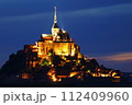 ライトアップされたモンサンミッシェル 112409960