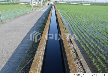 農道と農業用水路 田園風景 112410021