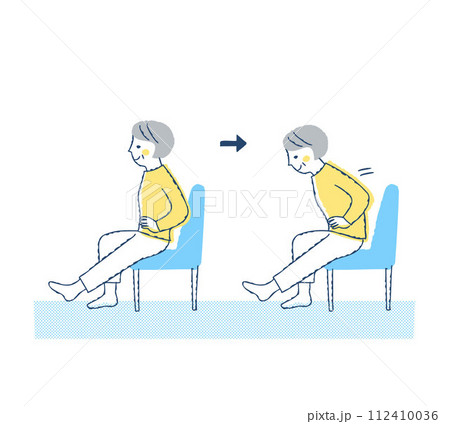 椅子に座って足のストレッチをするシニア女性 112410036