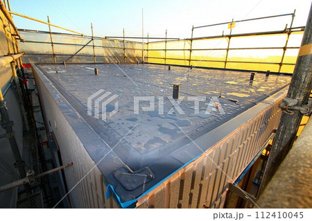 防水工事を終え太陽光発電パネル・架台の設置前… 建築中の陸屋根 112410045