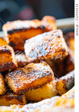 食べ物  トーストと生クリーム 食べ物  トーストと生クリーム 112410114