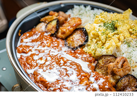 食べ物　バターチキンカレー 112410233