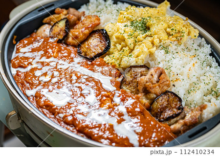 食べ物　バターチキンカレー 112410234