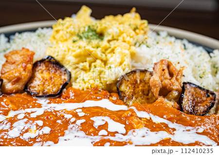 食べ物　バターチキンカレー 112410235
