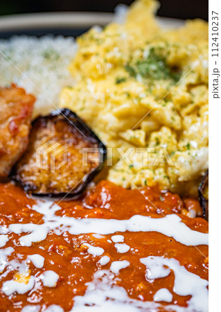 食べ物　バターチキンカレー 112410237