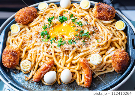 食べ物　焼きうどん 112410264