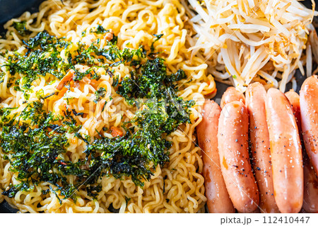食べ物　ウィンナーとラーメン 112410447