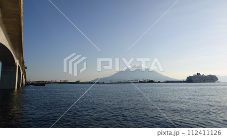 橋脚と桜島と豪華客船 橋脚と桜島と豪華客船 112411126