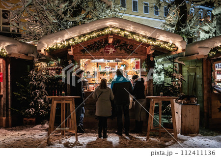 ドイツ　クリスマスシーズンのベルヒテスガーデンの街並み 112411136