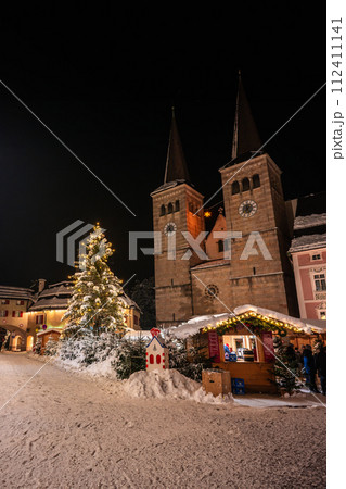 ドイツ　クリスマスシーズンのベルヒテスガーデン　シュティフト教会 112411141