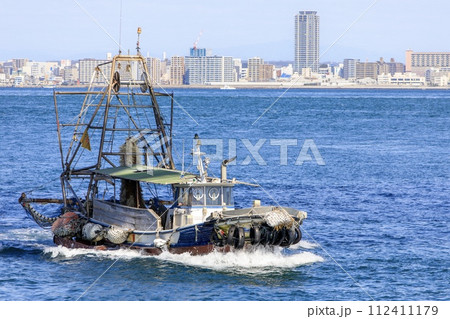 明石海峡を航行する漁船 112411179