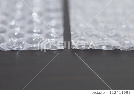 気泡緩衝材の断面クローズアップ（2層と3層） 112411692