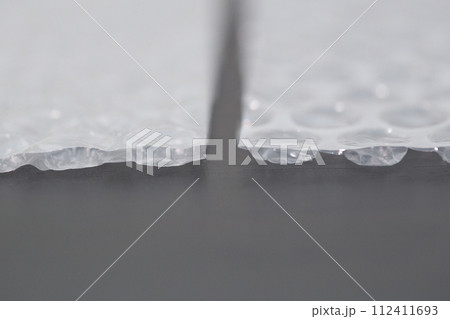 気泡緩衝材の断面クローズアップ(3層と2層) 気泡緩衝材の断面クローズアップ(3層と2層) 112411693