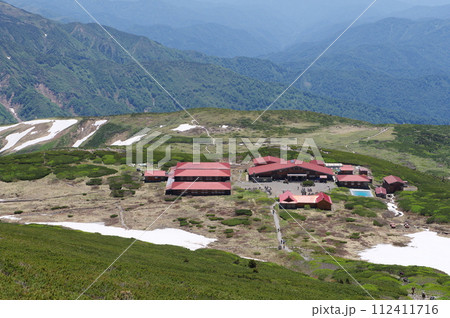 御前峰への登山道から見る白山室堂 112411716