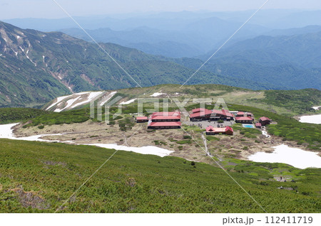御前峰への登山道から見る白山室堂 112411719