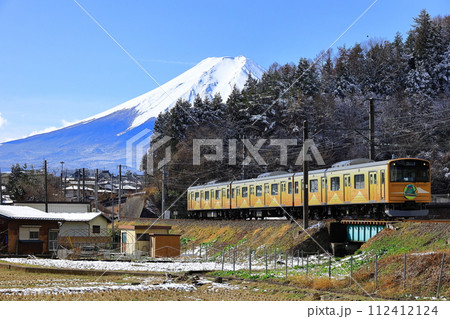 雪化粧した富士急行線 112412124