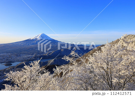 雪の新道峠から眺める朝日を浴びる富士山 112412571
