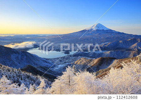 雪の新道峠から眺める朝日を浴びる富士山と河口湖 雪の新道峠から眺める朝日を浴びる富士山と河口湖 112412608