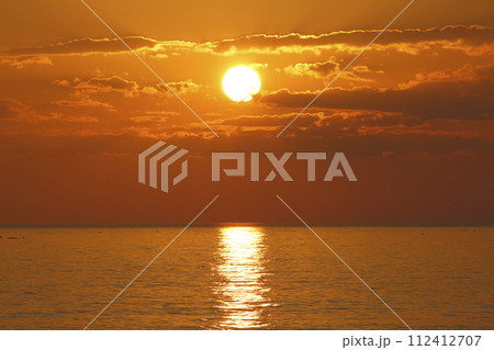 五色浜から見た夕日が浦の夕陽 112412707