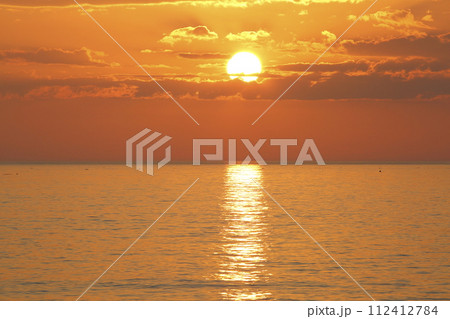 五色浜から見た夕日が浦の夕陽 112412784