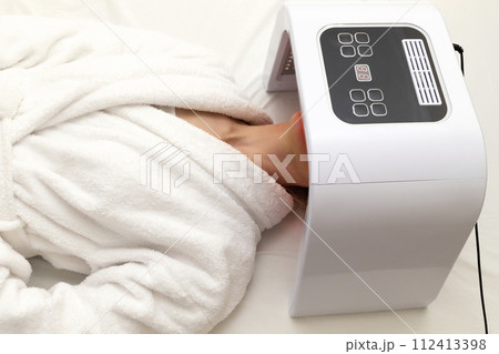 Top View Home Skin Care Procedure. Cosmetic Led Light Face Mask. Woman Lying Under Facial Regenerative Treatment Mask On Bed In Bedroom. Acne, Spot Cure. Beauty Photon Therapy. Horizontal Plane Top View Home Skin Care Procedure. Cosmetic Led Light Face Mask. Woman Lying Under Facial Regenerative Treatment Mask On Bed In Bedroom. Acne, Spot Cure. Beauty Photon Therapy. Horizontal Plane 112413398