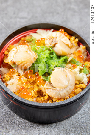 美味しいうに、いくら、帆立貝が入った海鮮丼弁当 112413407