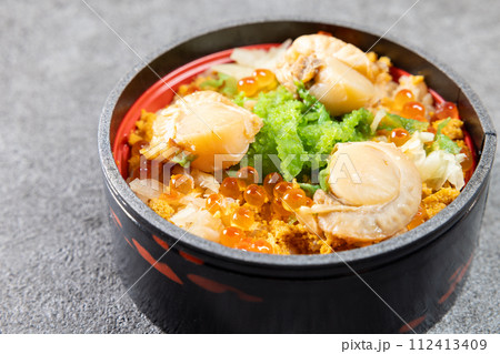 美味しいうに、いくら、帆立貝が入った海鮮丼弁当 美味しいうに、いくら、帆立貝が入った海鮮丼弁当 112413409