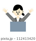 ビジネスパーソン　バンザイ　仕事　女性　コンピューター　PC 笑顔　喜ぶ　イラスト 112413420