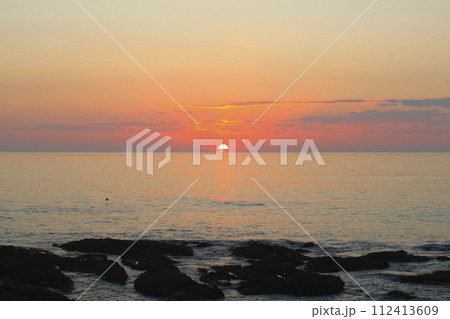 五色浜から見た夕日が浦の夕陽 112413609