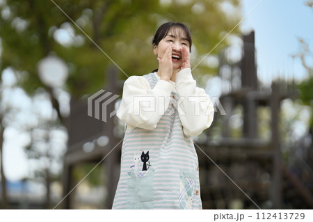 公園で園児を見守る保育士 112413729
