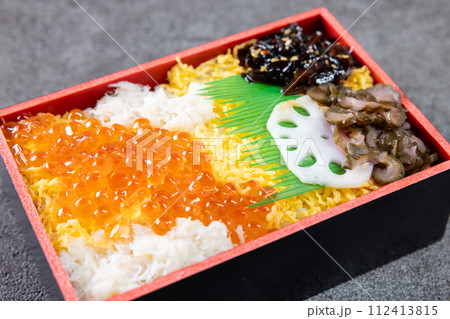 美味しいズワイ蟹とイクラがのった蟹いくら弁当 112413815