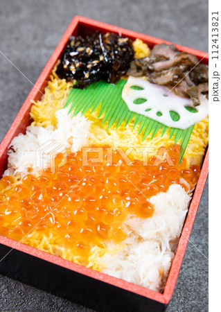 美味しいズワイ蟹とイクラがのった蟹いくら弁当 112413821