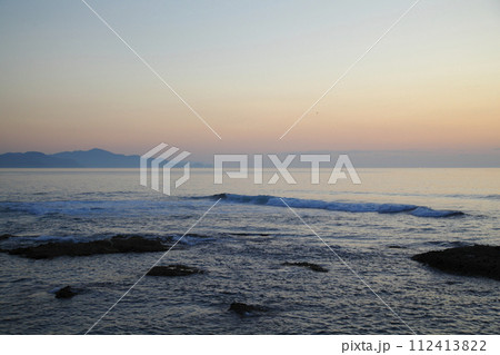 五色浜から見た夕日が浦の夕闇 112413822
