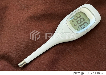 高熱を表示する体温計 112413867