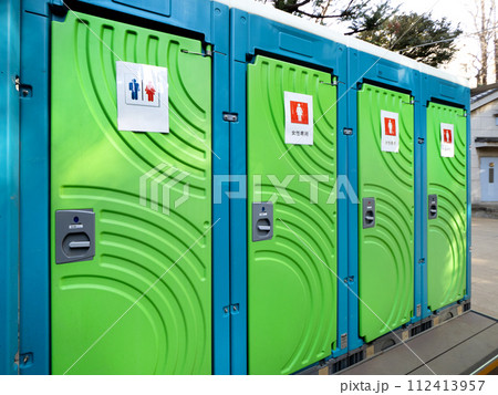 屋外に設置された仮設トイレ 屋外に設置された仮設トイレ 112413957